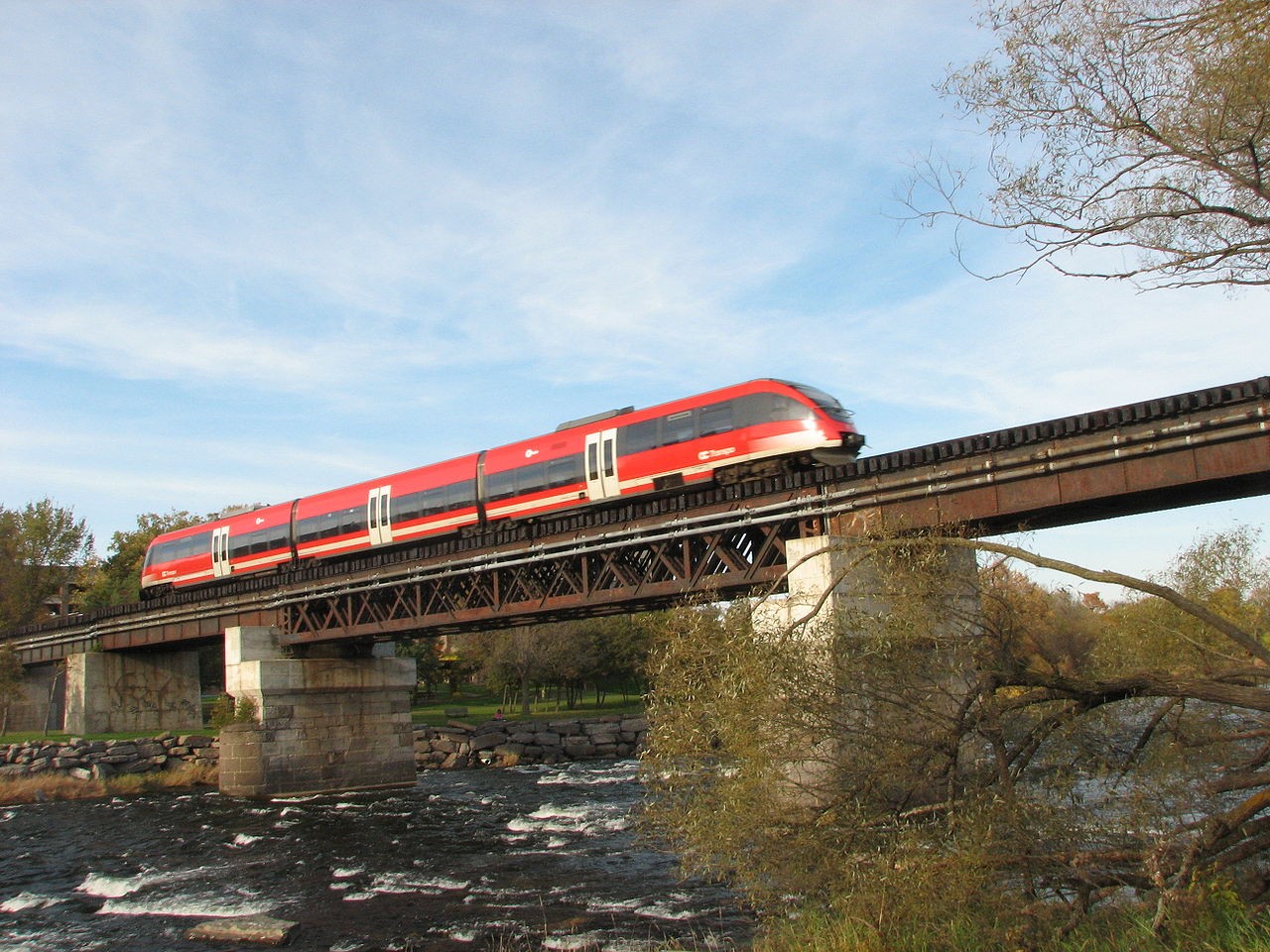 O_Train_over_Rideau.jpg